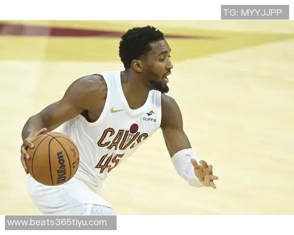 内外结合!米切尔与小莫布里上半场各自贡献12分5篮板2助攻表现出色 内外结合!米切尔与小莫布里上半场各自贡献12分5篮板2助攻表现出色