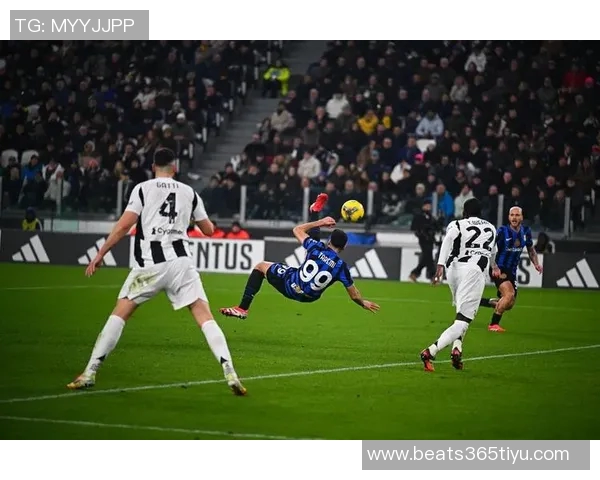 库普梅纳斯传中被扑后图拉姆紧随其后射门再遭门将拒绝 库普梅纳斯传中被扑后图拉姆紧随其后射门再遭门将拒绝