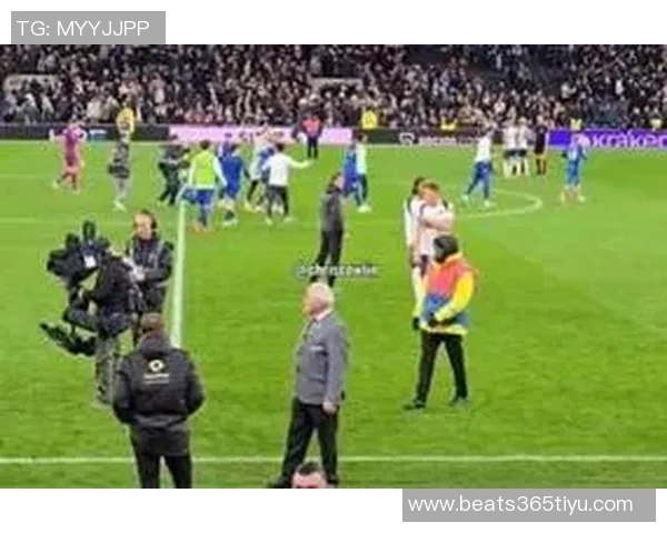 斯彭斯被弗兰克换下引发争议赛后情绪不佳引发关注